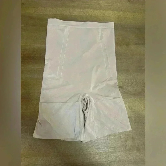 Spanx Oncore High waisted mid thigh short - Picture 2 of 8